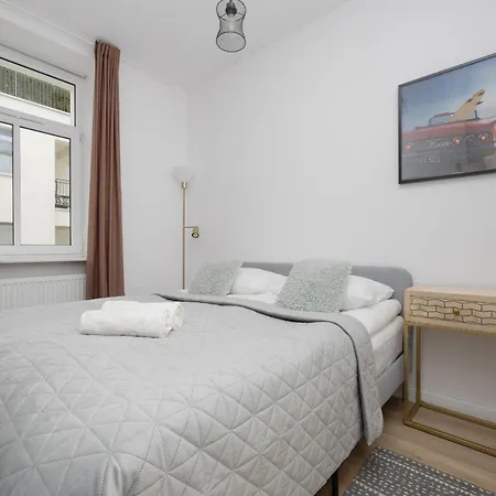 Bright & Modern One-bedroom By Renters Apartment Warschau