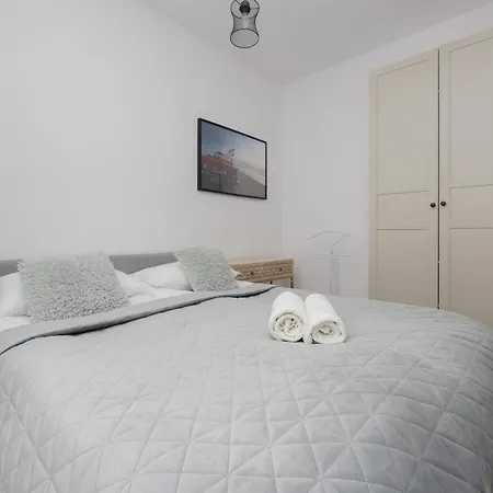 Bright & Modern One-bedroom By Renters