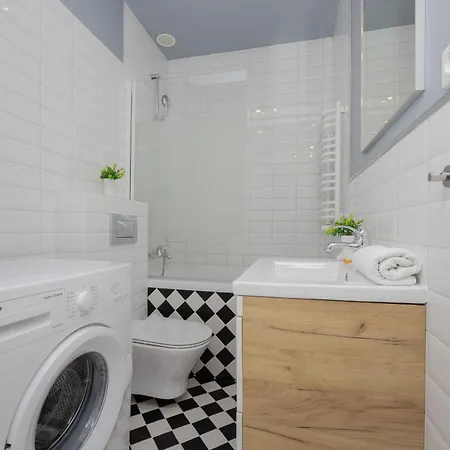 Bright & Modern One-bedroom By Renters Apartment *