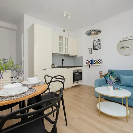 Bright & Modern One-bedroom By Renters Apartment *